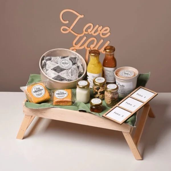 Brunch in bed con mantel oliva, fotos personalizadas y letrero de feliz cumpleaños