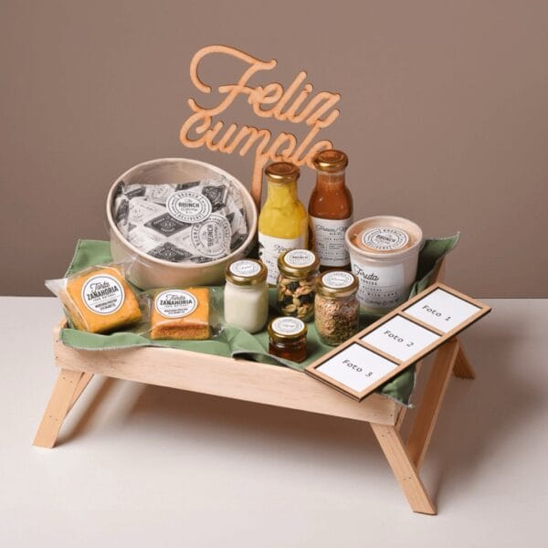 Brunch in bed con mantel verde y frame de fotos personalizadas con letrero de feliz cumple