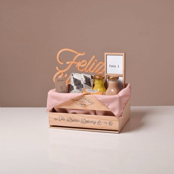 Classic brunch con mantel palo de rosa, fotos personalizadas y letrero de feliz cumple
