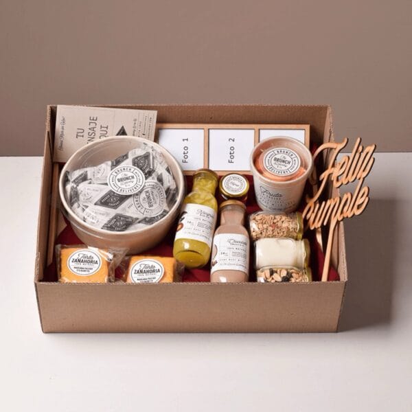 Brunch in bed con mantel rojo, fotos personalizadas y letrero de feliz cumple