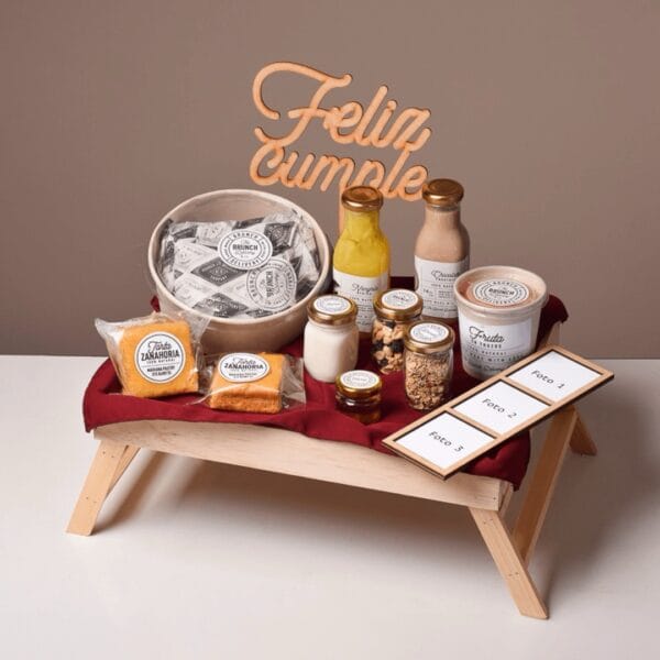 Brunch in bed con mantel rojo, fotos personalizadas y letrero de feliz cumpleaños