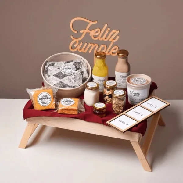 Brunch in bed con mantel rojo, fotos personalizadas y letrero de feliz cumpleaños