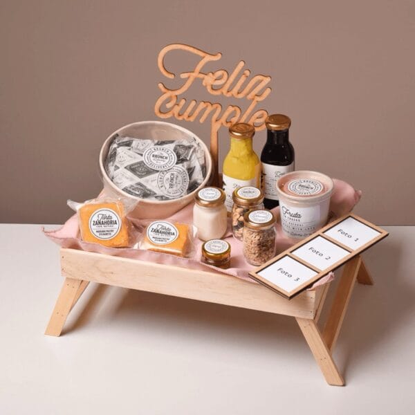 Brunch in bed con mantel palo de rosa, fotos personalizadas y letrero de feliz cumple