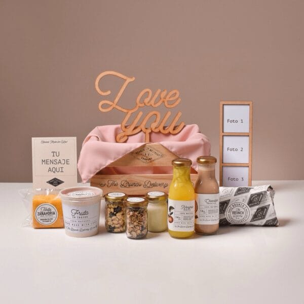 Classic brunch con mantel palo de rosa, fotos personalizadas y letrero de Love you