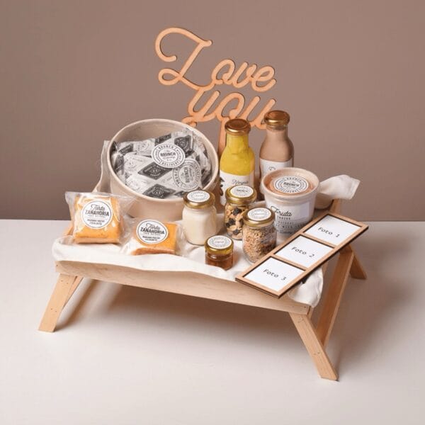 Brunch in bed con mantel blanco fotos y letrero de Love you