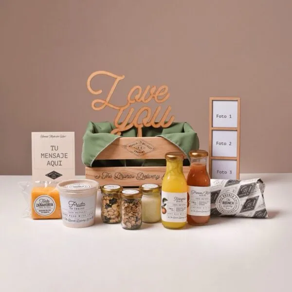 Classic brunch con mantel oliva, fotos personalizadas y letrero de love you