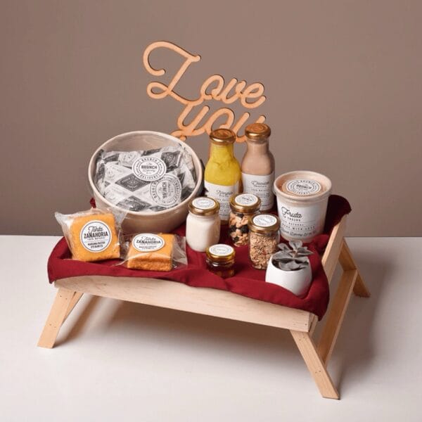 Brunch in bed mantel rojo con letrero de madera Love You