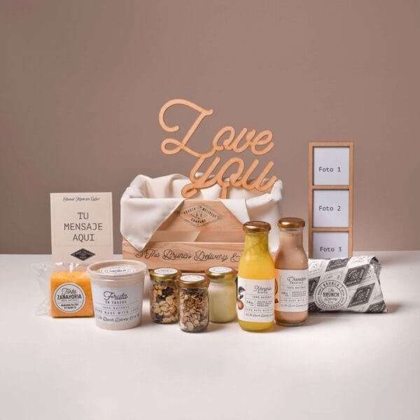 Classic brunch con mantel blanco, fotos personalizadas y letrero de Love you