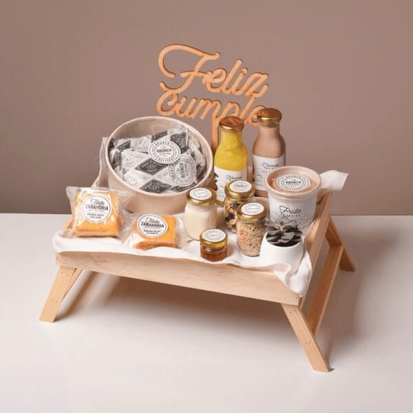 Brunch in bed con mantel blanco suculenta y letrero de Feliz cumple