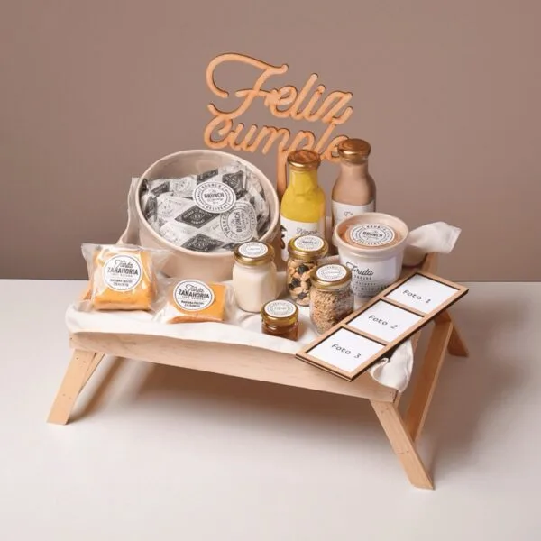 Brunch in bed con mantel blanco fotos y letrero de Feliz cumple