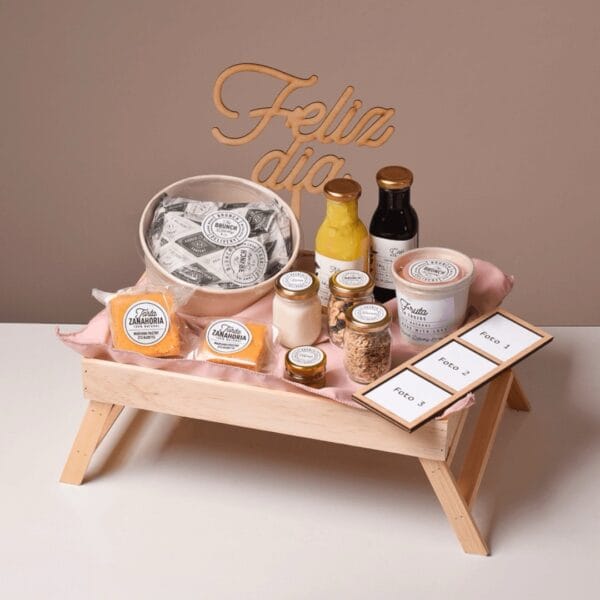Brunch in bed con mantel palo de rosa, fotos personalizadas y letrero de feliz dia