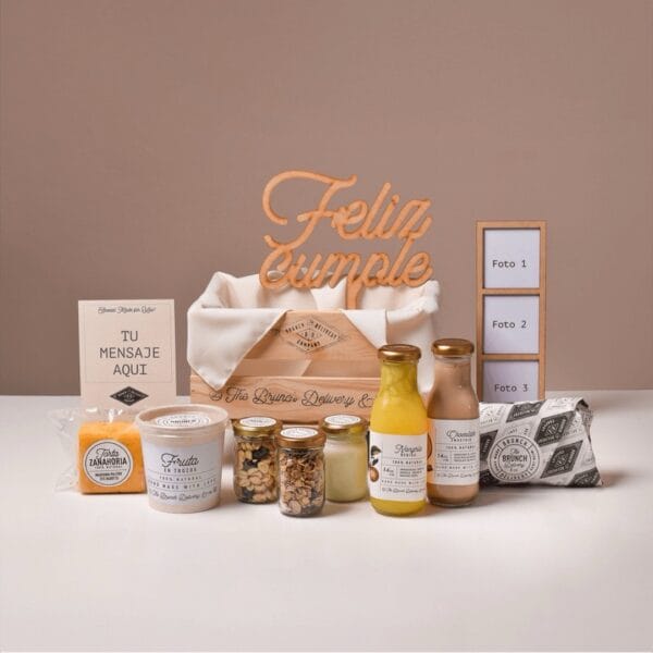 Classic brunch con mantel blanco, fotos personalizadas y letrero de Feliz cumple
