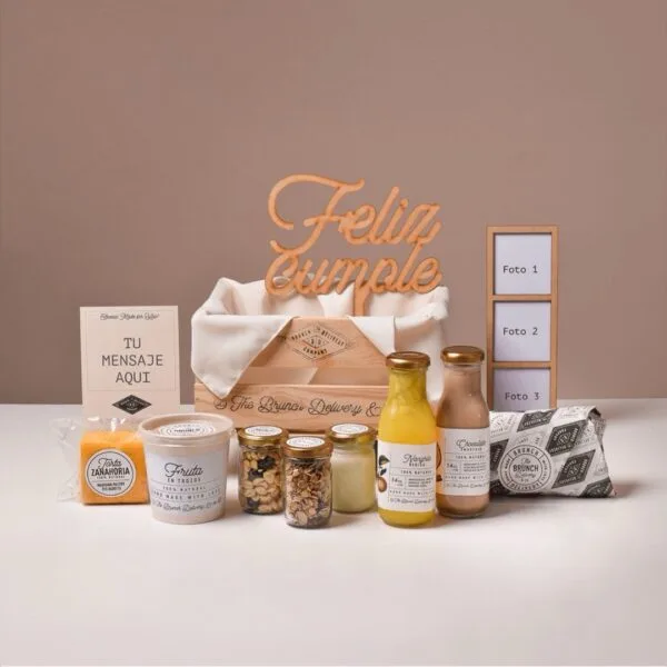 Classic brunch con mantel blanco, fotos personalizadas y letrero de Feliz cumple