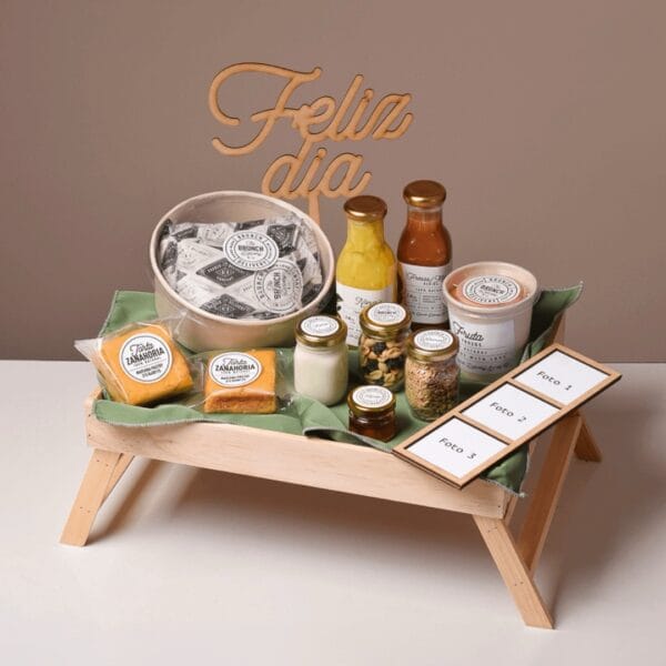Brunch in bed con mantel oliva, fotos personalizadas y letrero de feliz dia