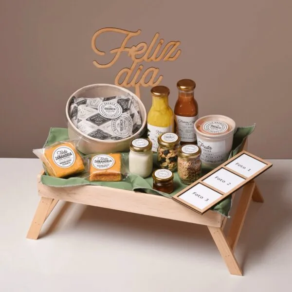 Brunch in bed con mantel oliva, fotos personalizadas y letrero de feliz dia