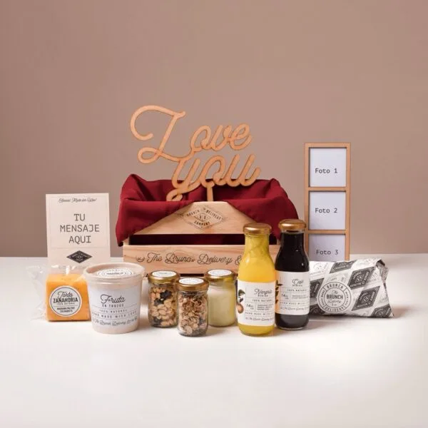 Classic brunch con mantel rojo, fotos personalizadas y letrero de love you