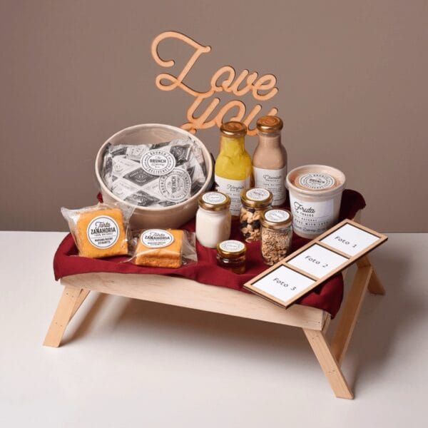 Brunch in bed con mantel rojo, frame de fotos personalizada y letrero de love you