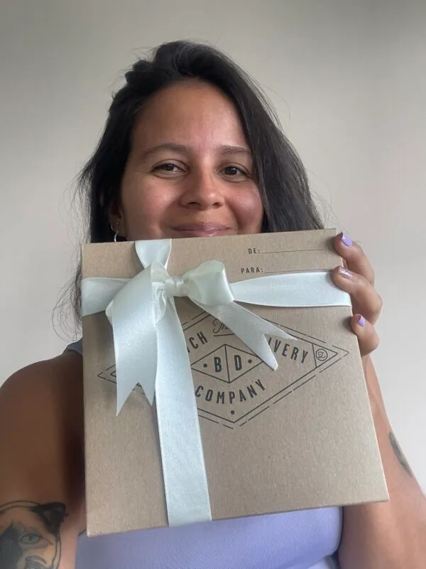 Mujer sonriente con un Snack brunch