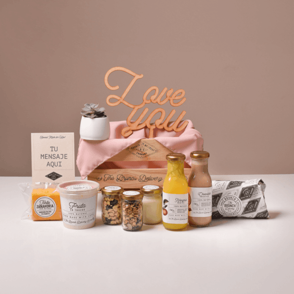 Classic brunch con mantel palo de rosa, con suculenta y letrero de love you