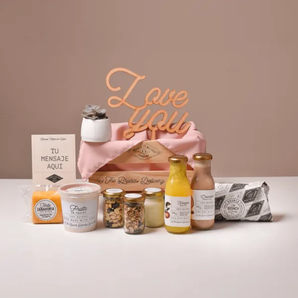 Classic brunch con mantel palo de rosa, con suculenta y letrero de love you