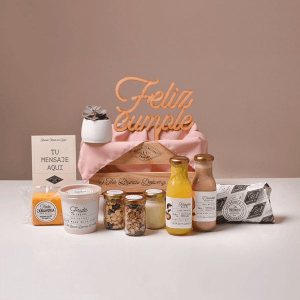 Classic brunch con mantel palo de rosa, con suculenta y letrero de feliz cumple