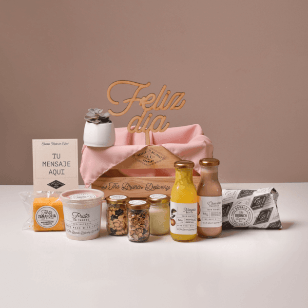 Classic brunch con mantel palo de rosa, con suculenta y letrero de feliz dia