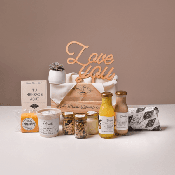 Classic brunch con mantel blanco, con suculenta y letrero de Love you