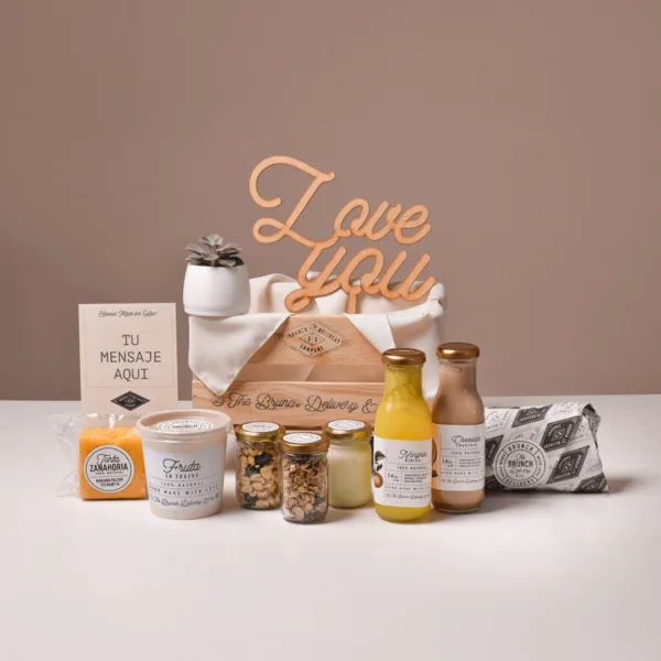 Classic brunch con mantel blanco, con suculenta y letrero de Love you