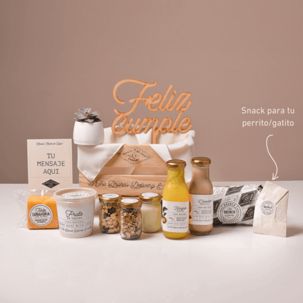 Classic brunch con mantel blnaco, con suculenta y letrero de Feliz cumple con galleta para perros