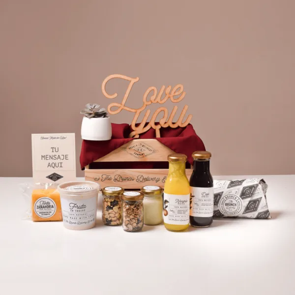 Classic brunch con mantel rojo, con suculenta y letrero de Love you