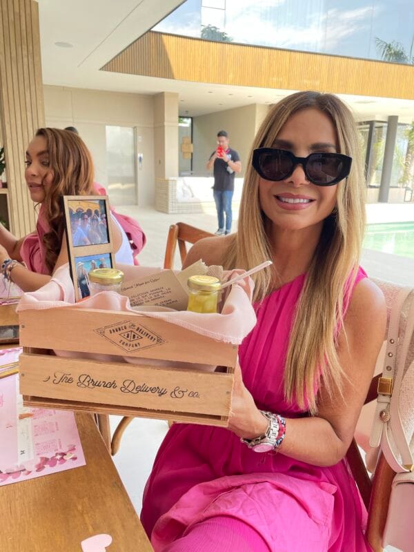 mujer sosteniendo desayuno sorpresa de Brunch Delivery
