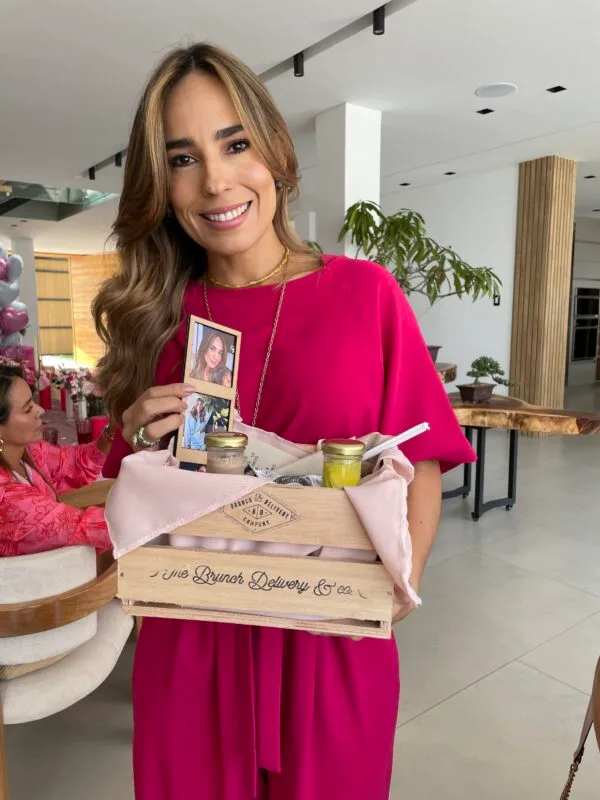 Mujer feliz con un Desayuno Sorpresa
