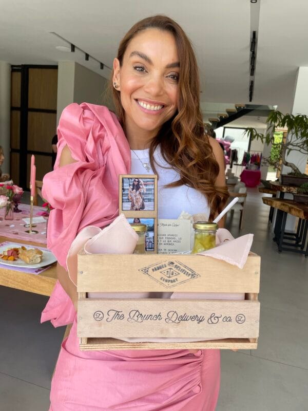 Mujer sonriente con un Classic brunch y fotos personalizadas